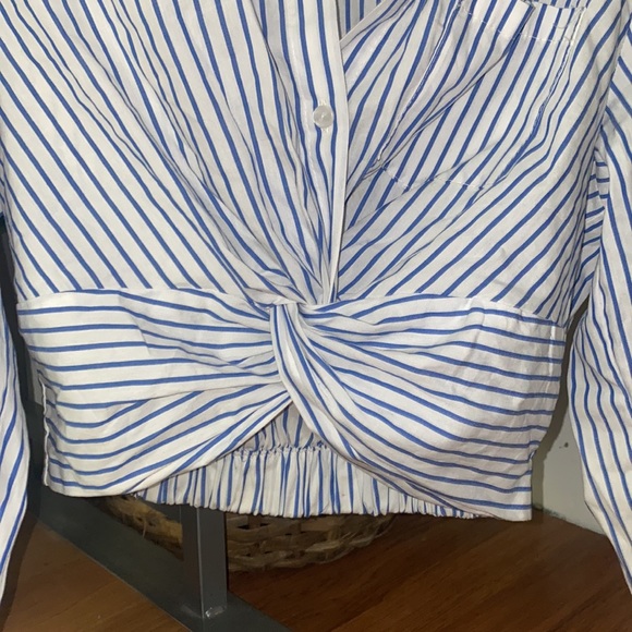 Mind code
Size L
Crop top
Button up - Picture 3 of 6